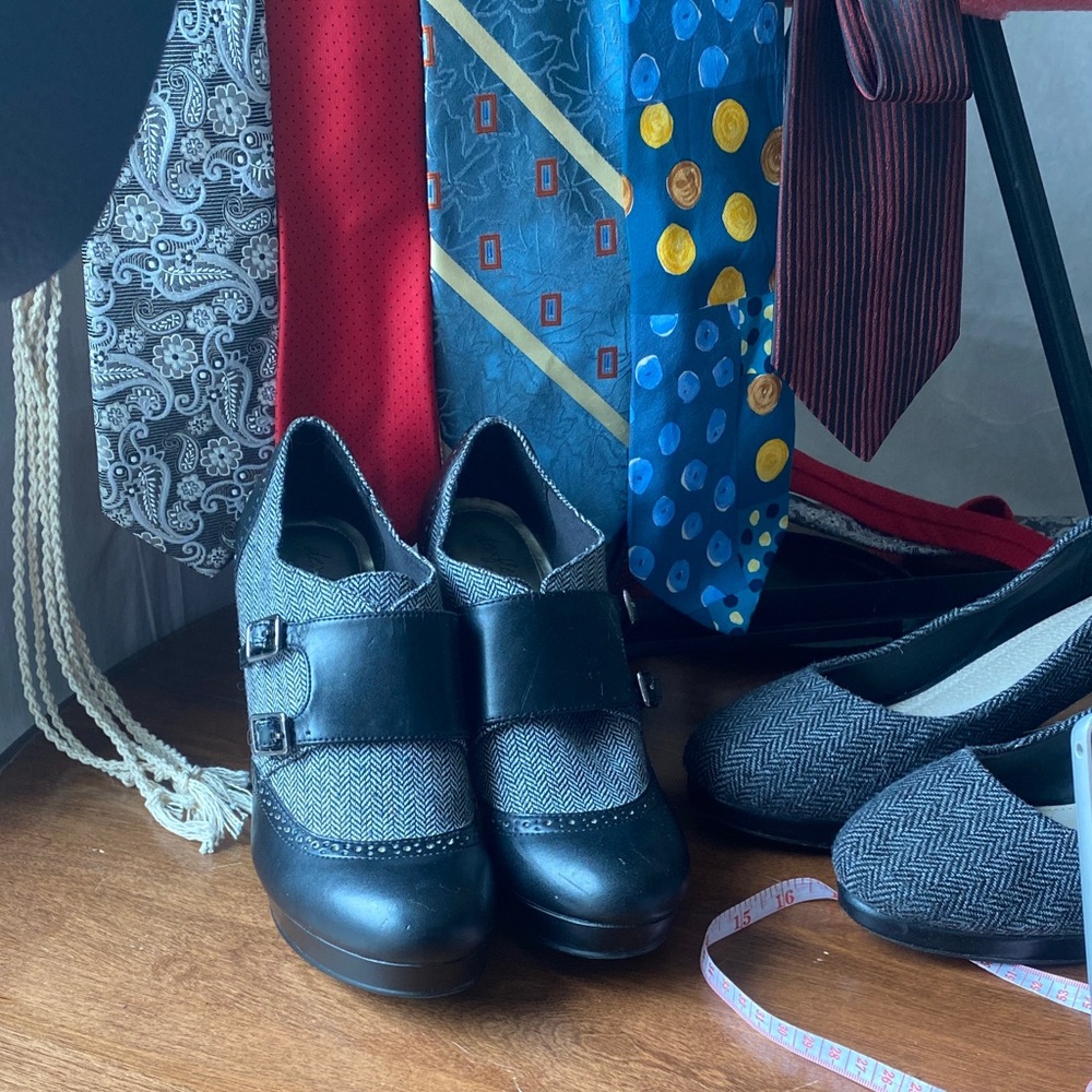 Dexflex Comfort Black and Gray Heels Wool Tweed Buckles